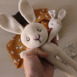 Pupazzo uncinetto Coniglietto morbido Peluche idea regalo bambini e neonati Coniglio Amigurumi Crochet Nascita Compleanno Natale immagine 4