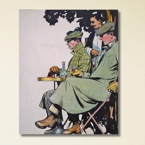 Puede incluir: Una ilustración vintage de tres hombres sentados a una mesa al aire libre, con sombreros y chaquetas. Los hombres están bebiendo y hablando. La ilustración es de estilo de dibujos animados y tiene una paleta de colores cálida.