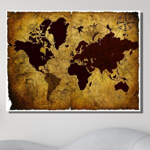 Könnte beinhalten: Ein Vintage-Weltkarten-Druck mit einer Kompassrose in der oberen rechten Ecke. Die Karte ist auf einem strukturierten, gealterten Papierhintergrund in Braun- und Goldtönen gedruckt.