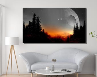 Puede incluir: Un cuadro rectangular que muestra un paisaje forestal oscuro en silueta contra un atardecer de tonos naranja y rojo vibrantes. Una gran estación espacial esférica con una antena circular es visible en el cielo nocturno sobre los árboles.