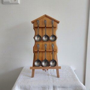 Antik träväggdisplay med 6 gamla tennskedar, fint vintageskedsset i tenn, vägghängande set för franskt bondgårdshus, present till nygifta