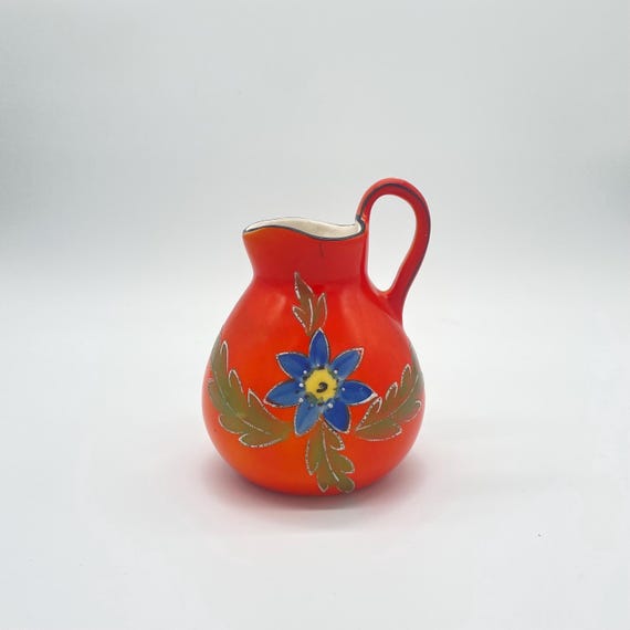 ヴィンテージの小さなオレンジ色の手描きの陶器の花瓶、葉のディテール