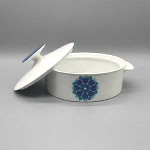 Puede incluir: Plato de servir de cerámica blanca con un diseño floral azul y verde. El plato tiene una tapa.