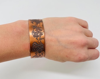 Brazalete vintage de cobre de mediados de siglo con animales africanos