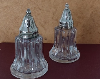 Salière et poivrière vintage en verre cannelé avec couvercles plaqués argent