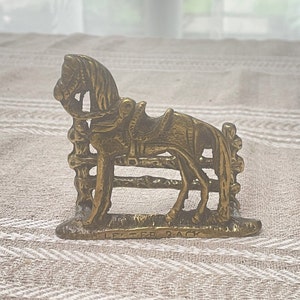 Porta-cartas de latão antigo, porta-notas, um acessório de mesa exclusivo, decoração de mesa, porta-guardanapos de cavalo, decoração de fazenda