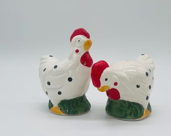 Zestaw ceramicznych solniczek i pieprzniczek w kształcie kury i koguta | Biały z czerwonym grzebieniem | Wystrój kuchni w stylu rustykalnym | Kolekcjonerski przedmiot w stylu rustykalnym