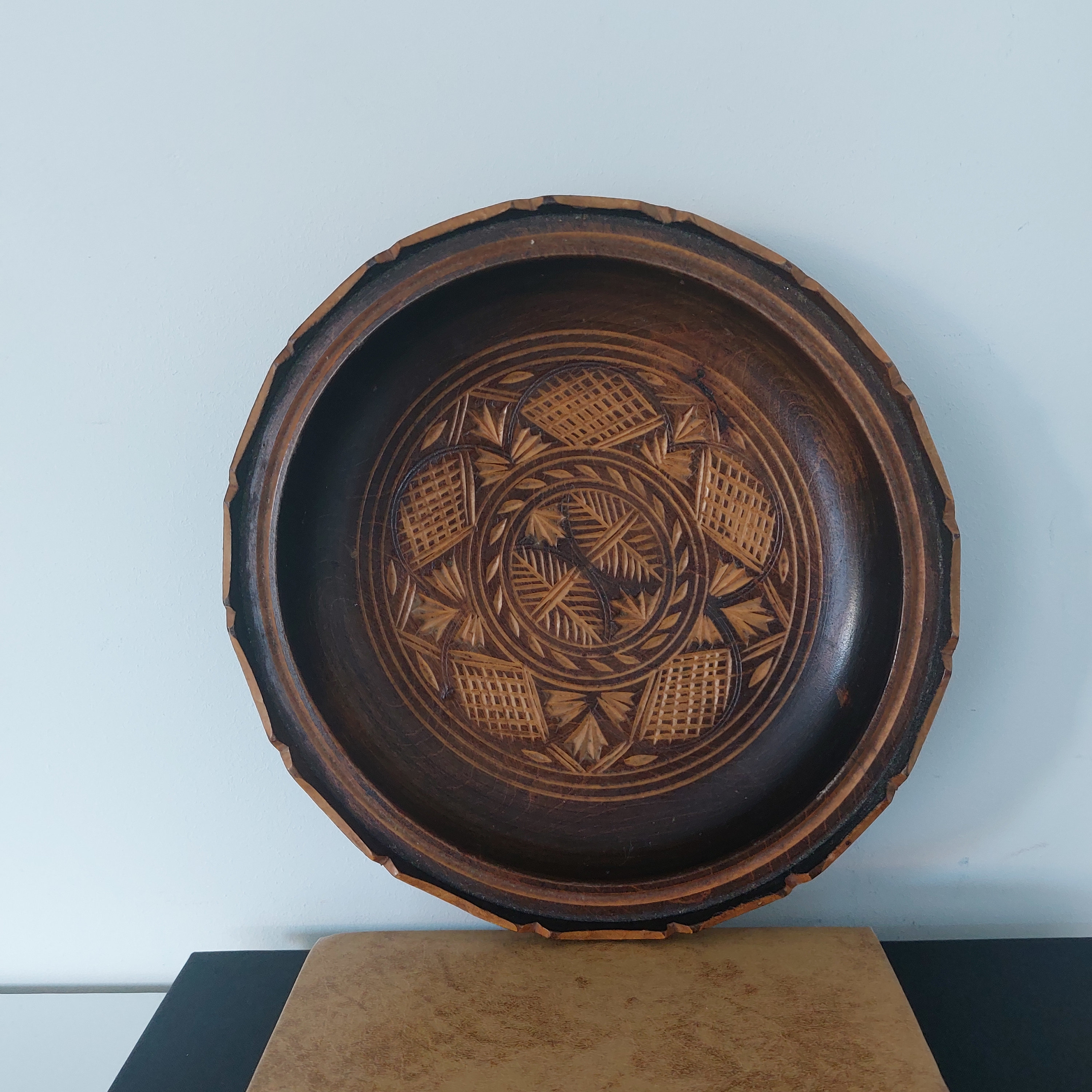 Assiette Décorative En Bois Sculpté Main - Savoie - Artisanat Traditionnel - Occasion