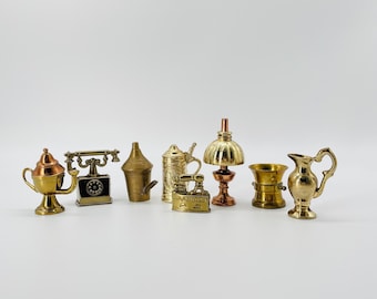 Miniaturas de casa de muñecas de latón vintage / Juego de 8 pequeños accesorios / Decoración de casa de muñecas de mediados de siglo