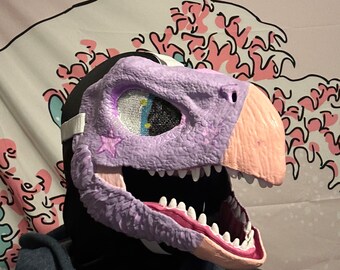 Lila und pinke Dino Maske