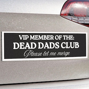 VIP Dead Dads Club カーマグネット | ブラックユーモアギフト、悲しむお父さんへの車内装飾、Dead Dads Clubグッズ