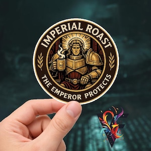 Könnte beinhalten: Ein runder Aufkleber mit dem Text "IMPERIAL ROAST" und "THE EMPEROR PROTECTS", der eine zentrale Illustration umgibt. Die Illustration zeigt eine Figur in Rüstung, die eine Tasse hält. Der Aufkleber hat ein braunes und goldenes Farbschema.