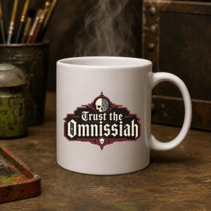 以下が含まれることがあります： Trust the Omnissiahという文字が書かれた黒と赤のグラフィックエンブレムが特徴の白いセラミックマグカップ。デザインには、半分が人間で半分が機械の分割された頭蓋骨のアイコンと、下部に小さな頭蓋骨が含まれています。マグカップから湯気が立ち上っています。