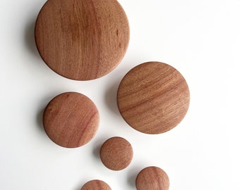 Ganchos de parede de madeira - Nogueira, Ácer ou Sapeli, ecológicos, com acabamento natural, ideais para pendurar chapéus, casacos e bolsas. Personalizáveis.