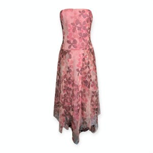 Vestido BCBG talla 8, asimétrico, rosa, con superposición de malla, sin tirantes, estilo flower power y2k