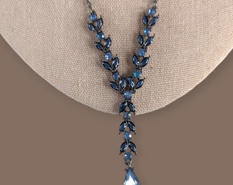 Bellissimo set vintage con collana a goccia a Y e orecchini traforati con strass blu Avon color argento