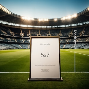 5 x 7 sport fotolijst mockup. Stadion achtergrond. Fotodisplay Mockup 5x7 Ideaal voor voetbal, honkbal en voetbal. JPG, PSD slim object