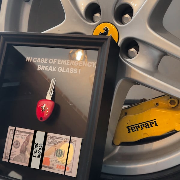 Cadre "In Case of Emergency" avec Clé Ferrari vintage et Liasse de Billets de 10k - Édition Limitée à 20 Exemplaires!  Cadeau homme