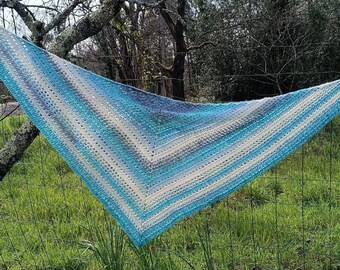 Grand châle d'été bleu au crochet