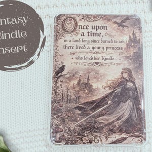 Puede incluir: Una funda Kindle de fantasía con una ilustración en tonos sepia. Presenta una princesa, un castillo y el texto "Once upon a time... who loved her Kindle." Un círculo indica "Fantasy Kindle Insert."