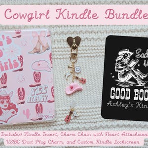 Könnte beinhalten: Ein Cowgirl Kindle-Set bestehend aus einer rosa Kindle-Einlage mit Western-Motiven und dem Text 'let's go girls' und 'YEE HAW', einer goldenen Herz-Charm-Kette mit Western-Anhängern sowie einem schwarzen Kindle-Sperrbildschirm mit dem Text 'Saddle up with a GOOD BOOK Ashley's Kindle'.