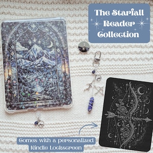 Może przedstawiać: Kolekcja Starfall Reader zawiera etui na Kindle z motywem gór i gwiaździstej nocy, brelok z zawieszkami oraz spersonalizowany ekran blokady Kindle. Etui jest przezroczyste ze szczegółową, kolorową grafiką. Brelok ma niebieski kamień i srebrne zawieszki.