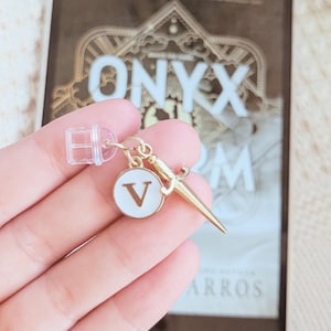 Aangepaste Kindle USB-C-stofstekker met gouden bedels, gepersonaliseerde bedel en dolk, gezellig leesgrage cadeau voor lezers en Booktok-fans, fantasiebedel