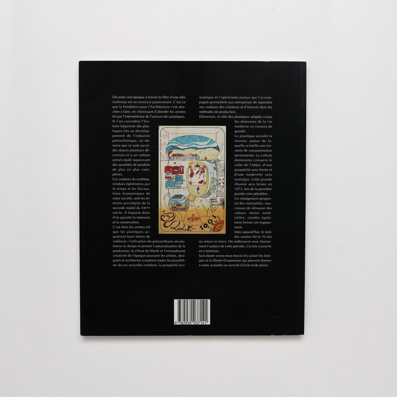 May include: A black and white image of a book cover with a colorful illustration of a city with a red car and a blue boat. The text on the cover reads "Le-100" and "Ecole". The back cover of the book has a barcode and text in French.
