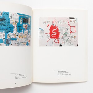 K&ouml;nnte beinhalten: Zwei abstrakte Gem&auml;lde auf Papier. Das erste Gem&auml;lde ist ein blauer Hintergrund mit schwarzen, roten und wei&szlig;en Markierungen. Das zweite Gem&auml;lde ist ein rosa Hintergrund mit roten, schwarzen und wei&szlig;en Markierungen. Der Text "Accent, 1982/83" befindet sich unter dem ersten Gem&auml;lde. Der Text "Sudamerica, 1982/83" befindet sich unter dem zweiten Gem&auml;lde.