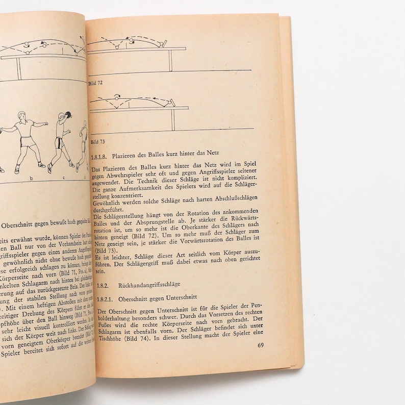 May include: Open book with text and illustrations. The pages show diagrams and explanations of a sport, likely tennis or badminton, with figures demonstrating techniques. The text is in German.
