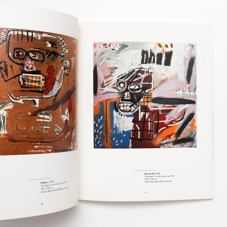 K&ouml;nnte beinhalten: Zwei abstrakte Gem&auml;lde von Jean-Michel Basquiat. Das erste Gem&auml;lde ist ein Portr&auml;t eines Mannes mit einem sch&auml;delartigen Gesicht. Das zweite Gem&auml;lde ist ein farbenfrohes abstraktes St&uuml;ck mit einem sch&auml;delartigen Gesicht in der Mitte.