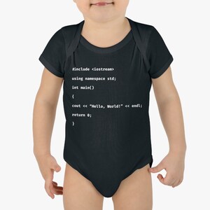 Op de afbeelding: Een zwarte baby romper met witte tekst die luidt: '#include <iostream> using namespace std; int main() { cout << "Hello, World!" << endl; return 0; }'