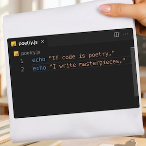Könnte beinhalten: Ein weißer Kissenbezug, der von einer Hand gehalten wird und einen schwarzen Bildschirm mit Code zeigt. Der Code lautet: "If code is poetry, I write masterpieces." Der Bildschirm zeigt "poetry.js". Der Hintergrund deutet auf ein Klassenzimmer hin.