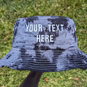 Sombrero tipo cubo tie-dye con bordado de texto personalizado - Sombrero rave Sombrero de festival Sombrero tipo cubo personalizado Raver Ropa rave Sombrero bordado personalizado Regalo de festival