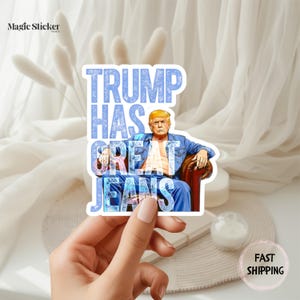 Pegatina de Trump con vaqueros geniales, divertida calcomanía de humor político, pegatina de Trump con juego de palabras sobre vaqueros MAGA, regalo republicano conservador