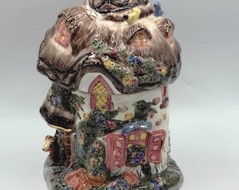 Gran gato caprichoso sentado en el tarro de galletas del tejado de una casa. 1979.