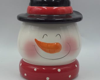 雪だるまの頭、ニンジンの鼻、赤い水玉模様のマフラーが付いたクッキージャー、2005年発売、販売終了