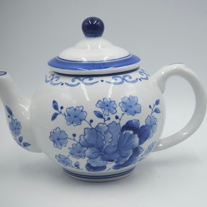 théière vintage Blue Floral Coastline Imports, années 1990, porcelaine, peinte à la main, marquée sur le fond.