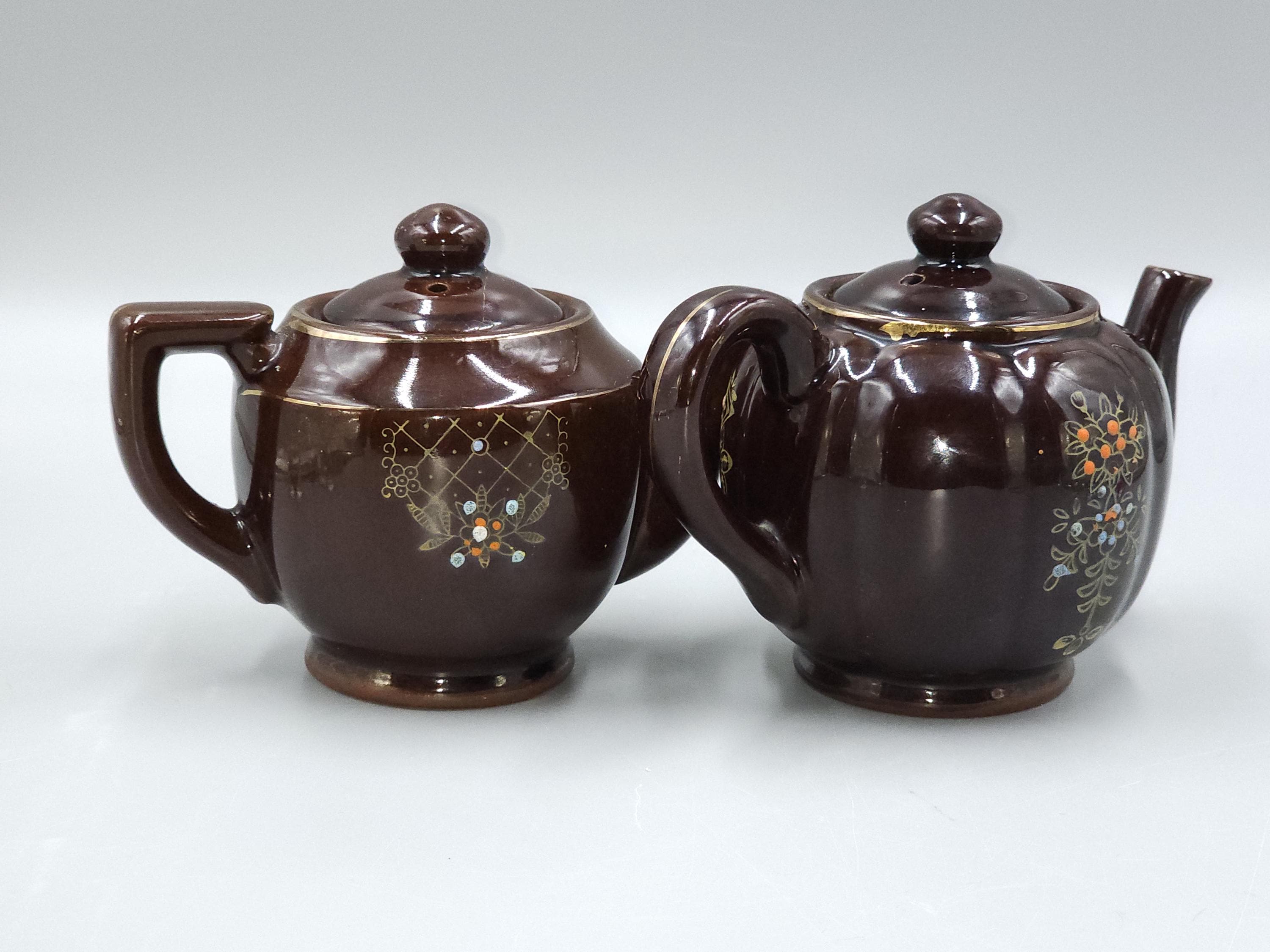 ヴィンテージの日本製モリアージュ茶釉ティーポット。2個セット。1940