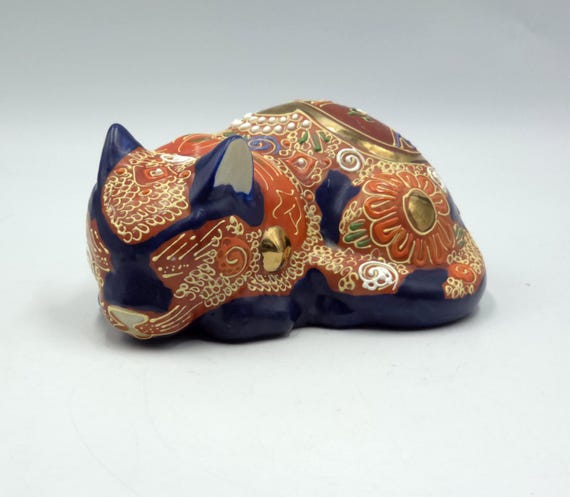 美和っち様(* 'ᵕ' )ART CATねこボーダー Vintage/antique Kutani Moriage Sleeping Cat Figurine. 1900-1940