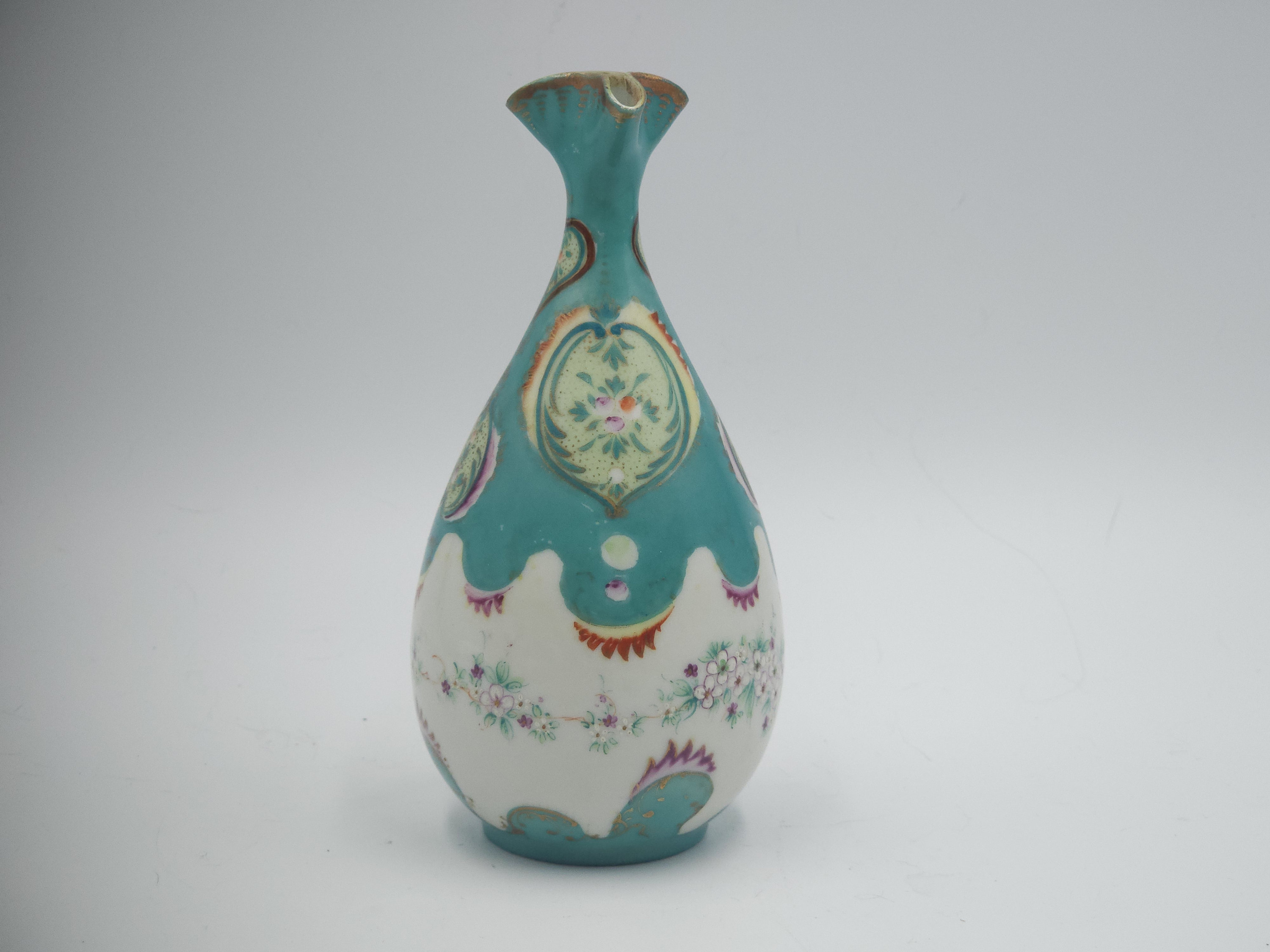 アンティーク オパリンガラスのつぼみ型花瓶：ターコイズブルーの花