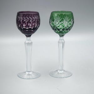 ヴィンテージ AJKA カット クリア コバルト ブルーとエメラルド クリスタル ホック ワイングラス。マルティサ パターン、ハンガリー、1930 年代。希少品。
