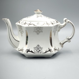 Vintage Ellgreave Teapot.  1960-1969,  England, Gold Gilting, Marked on the underside. Handpainted