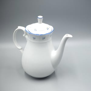 以下が含まれることがあります： 青と白の花柄の白い磁器製のティーポット。ティーポットは蓋と注ぎ口が付いています。