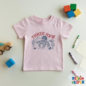 Camiseta de tres haw para niños pequeños, camiseta de tercer cumpleaños para niños, camiseta de vaquero para niños pequeños, camiseta del oeste para niños, regalo de tercer cumpleaños para niños, camiseta de cumpleaños de rodeo Light Pink