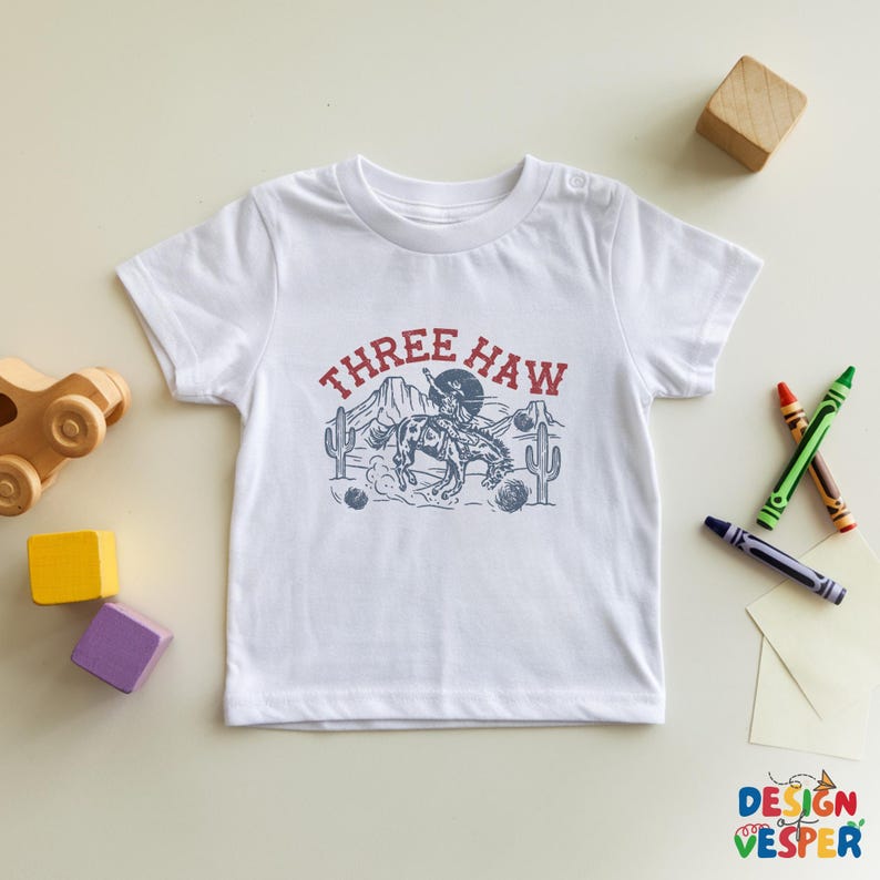 Camiseta de tres haw para niños pequeños, camiseta de tercer cumpleaños para niños, camiseta de vaquero para niños pequeños, camiseta del oeste para niños, regalo de tercer cumpleaños para niños, camiseta de cumpleaños de rodeo White