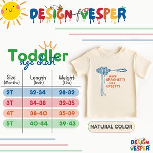 Pu&ograve; includere: T-shirt color crema per bambini piccoli con grafica di spaghetti e forchetta e la scritta "more SPAGHETTI less UPSETTI". Una tabella delle taglie mostra le misure in pollici e libbre per le taglie 2T-5T.