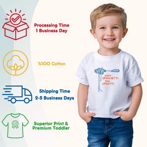 Pu&ograve; includere: Una maglietta bianca per bambini piccoli con la scritta "more spaghetti less upsetti" e una grafica di spaghetti su una forchetta. La maglietta &egrave; in 100% cotone.