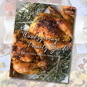 Peut inclure: Un livre de cuisine intitulé "The Thanksgiving Family Guide" avec un poulet rôti et des brins de romarin. La couverture présente un texte en cursive élégant et le nom de l'auteur. Une édition spéciale des fêtes.