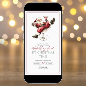 Puede incluir: Una invitación digital para una fiesta de Navidad con una ilustración de dibujos animados de Papá Noel sentado en una copa de martini y sosteniendo una copa de vino. El texto dice "HO, HO, Hold my drink IT'S CHRISTMAS TIME!" e incluye la fecha y la hora de la fiesta.